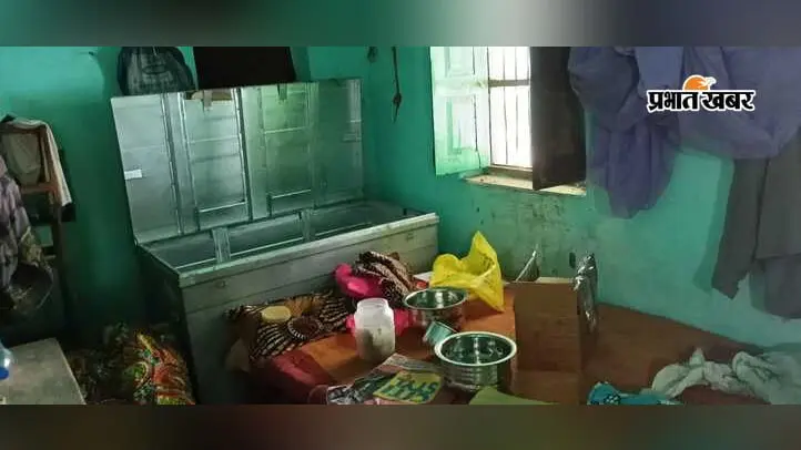 देवघर गया परिवार,पीछे से चोरों ने कर दिया घर साफ: बर्तन समेत गैस सिलेंडर ले उड़े बदमाश