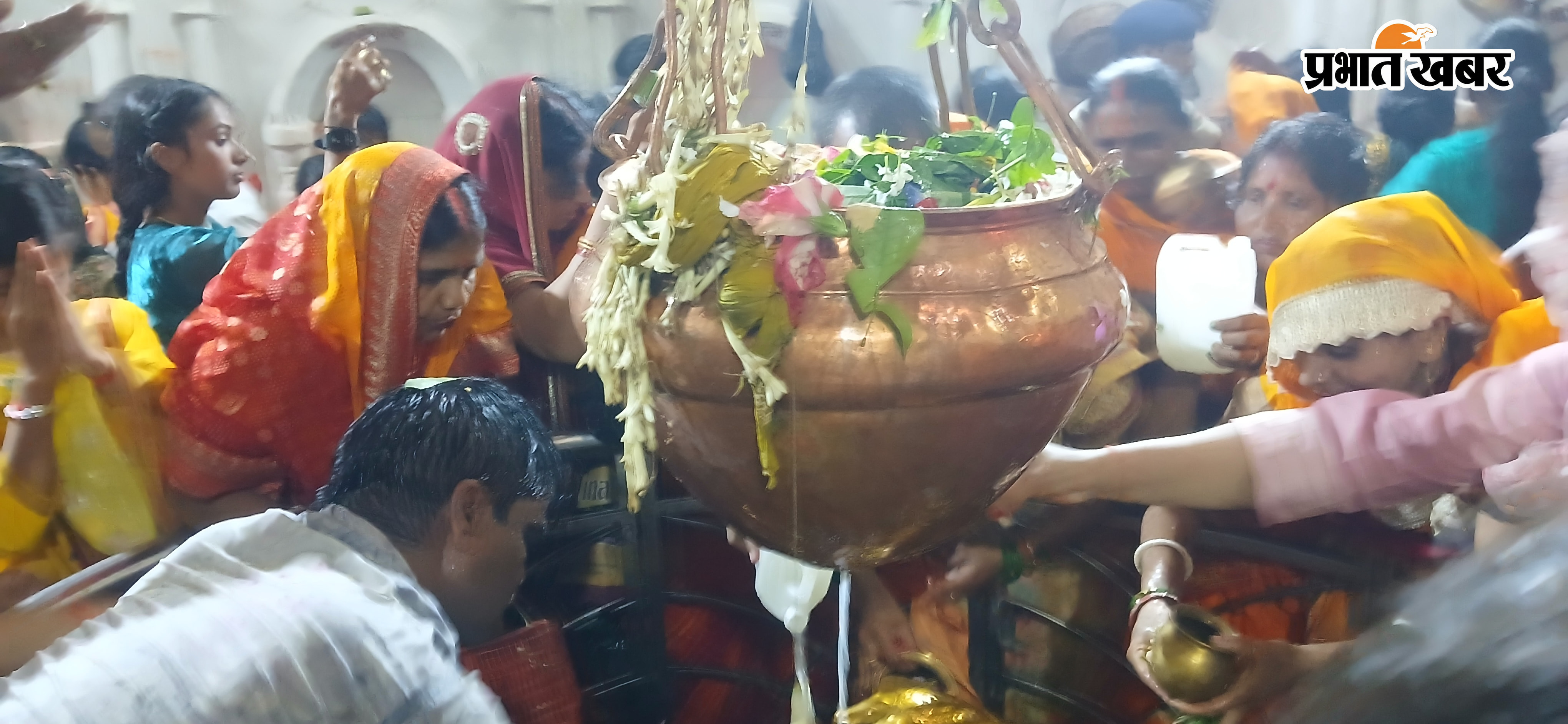 जलाभिषेक करते शिव भक्त | Prabhat Khabar Network