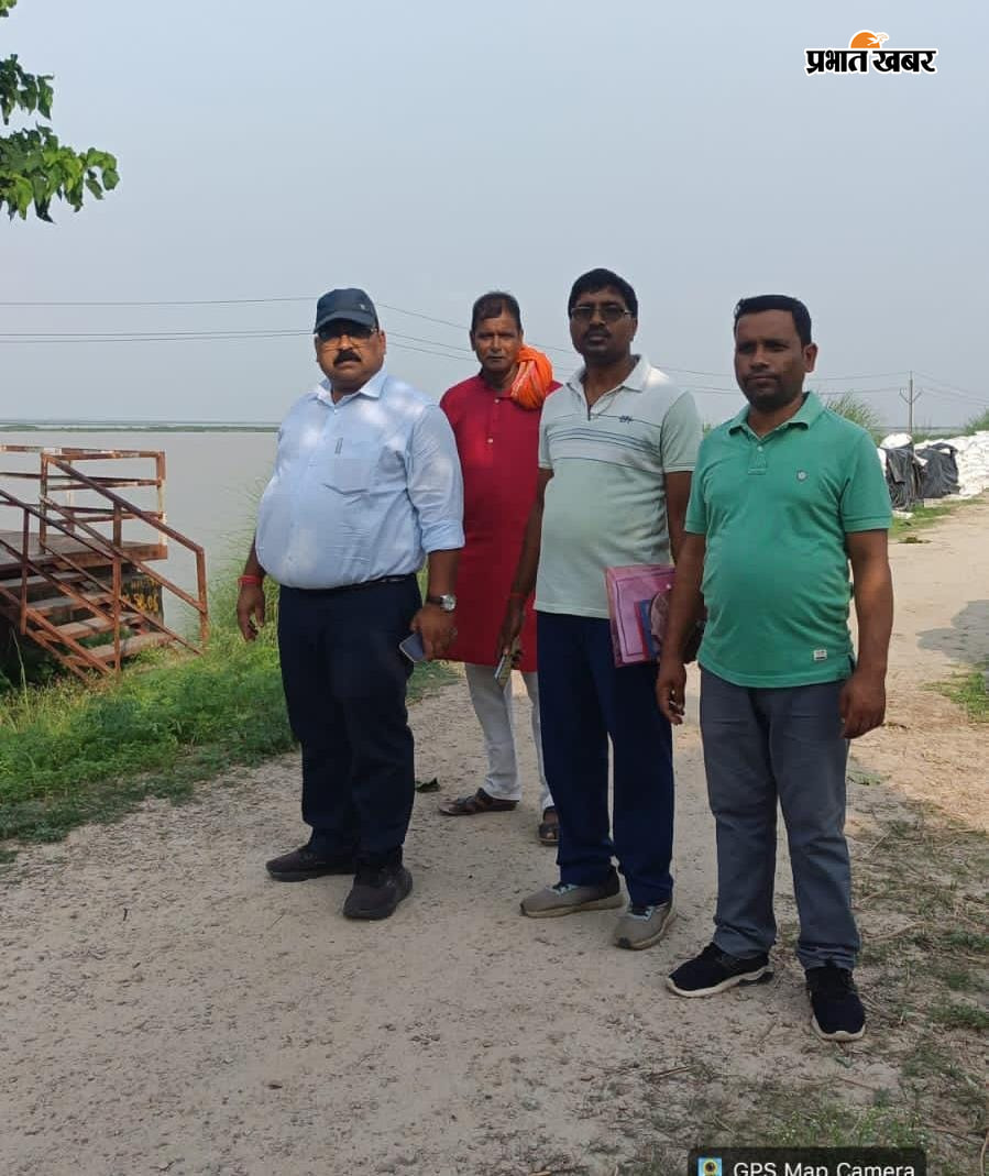 नोट: फोटो नंबर 24 सीएचपी 9 है कैप्सन होगा-जलस्तर का निरीक्षण करते बाढ़ प्रमंडल के कार्यपालक अभियंता | Prabhat Khabar Network