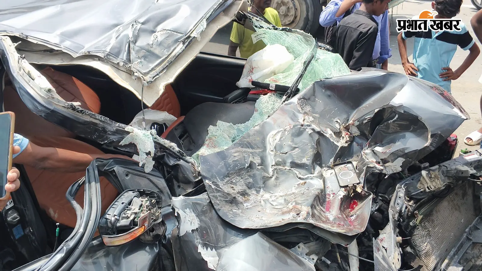 गोपालगंज में कार-ट्रक की जोरदार भिड़ंत, पटना जा रहे 4 युवक घायल, सदर अस्पताल में स्ट्रेचर के लिए परिजनों का हंगामा