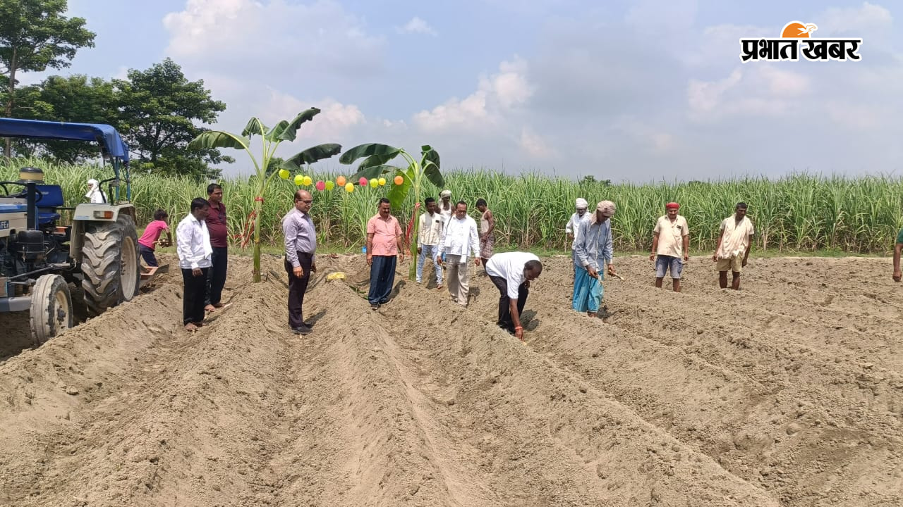 मानसून गन्ना बुवाई का शुभारंभ करते गन्ना विकास विभाग के महाप्रबंधक. | Prabhat Khabar Network