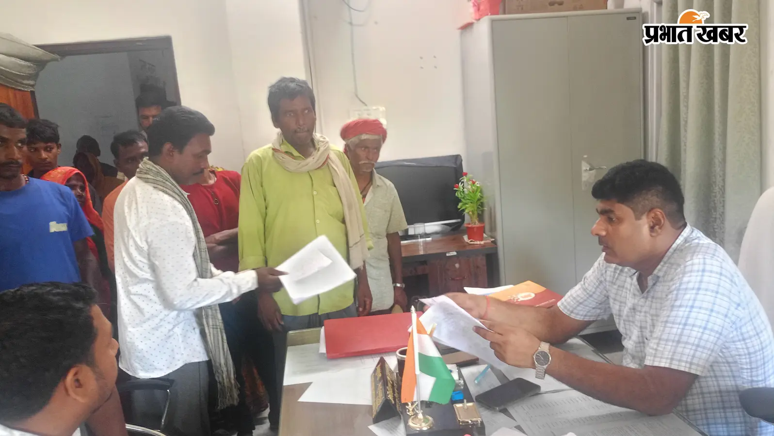'काम किया ट्रैक्टर ने, पैसे डकार गये फर्जी मजदूर!'; सहरसा के सोनवर्षाराज में मनरेगा लूट के खिलाफ बीडीओ की चौखट पर पहुंचे ग्रामीण