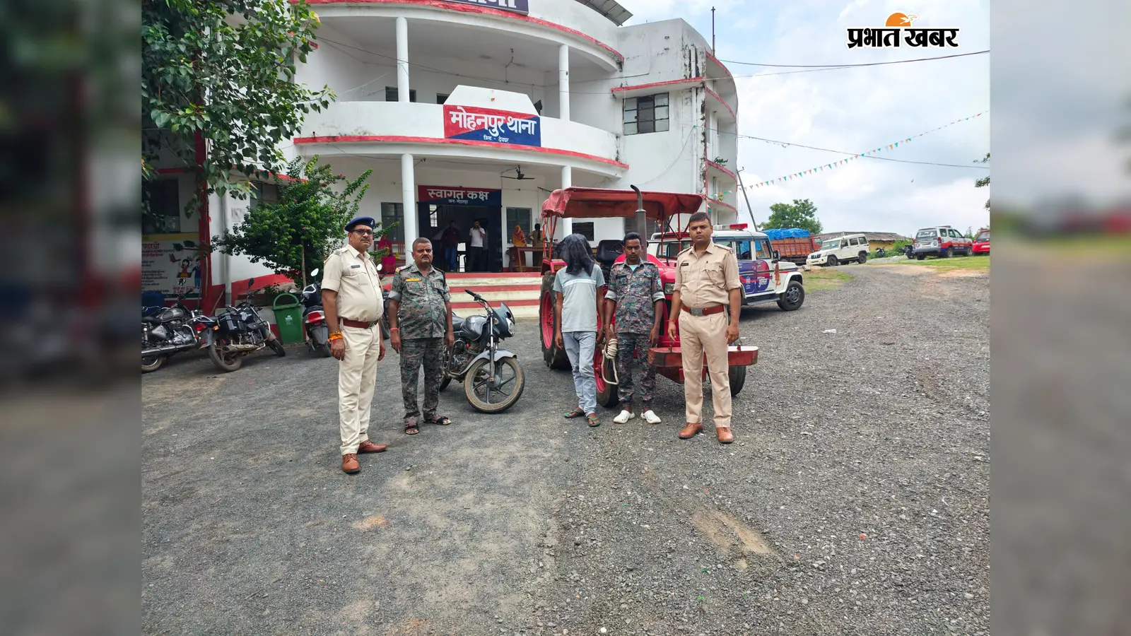 ग्राहक से पहले पहुंच गयी पुलिस: देवघर में चोरी का ट्रैक्टर बेचने पहुंचे युवक पर शिकंजा