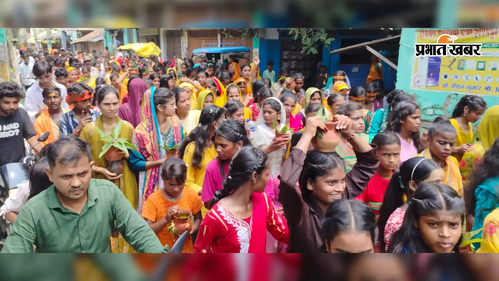 सावन की अंतिम सोमवारी पर गोपालगंज के मांझा में निकली भव्य कलश यात्रा, हर-हर महादेव के जयकारों से गूंजा क्षेत्र