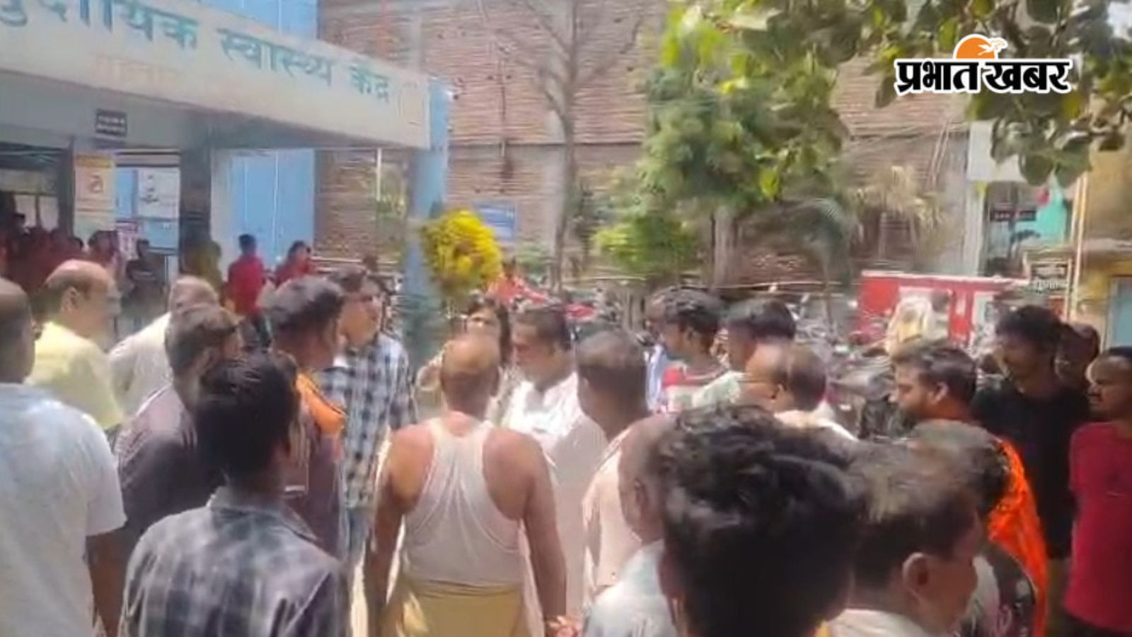 अस्पताल के बाहर लोगों की भीड़