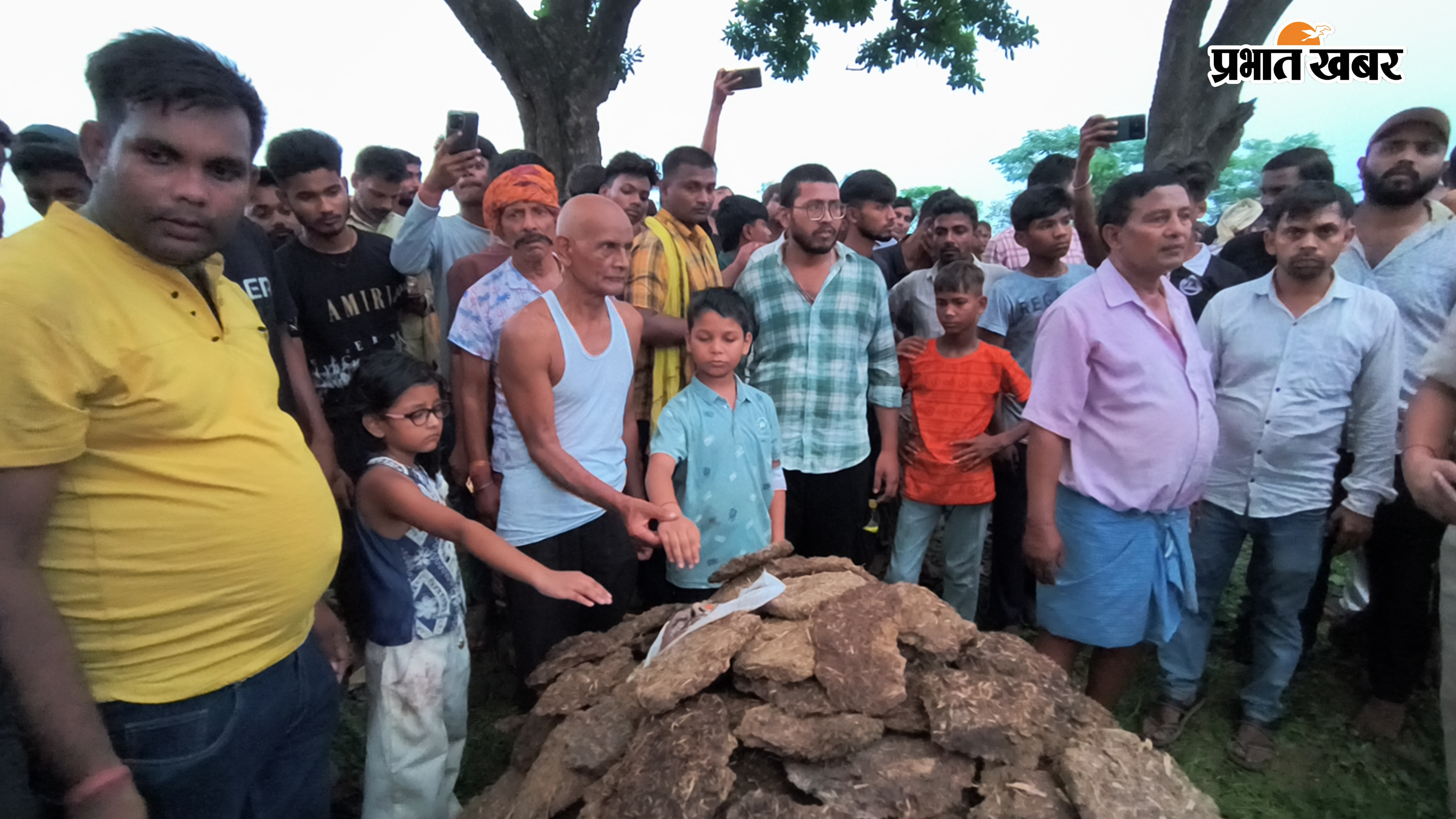 2 - एकलौता पुत्र अंश पिता को मुखग्नि देते | Prabhat Khabar Network