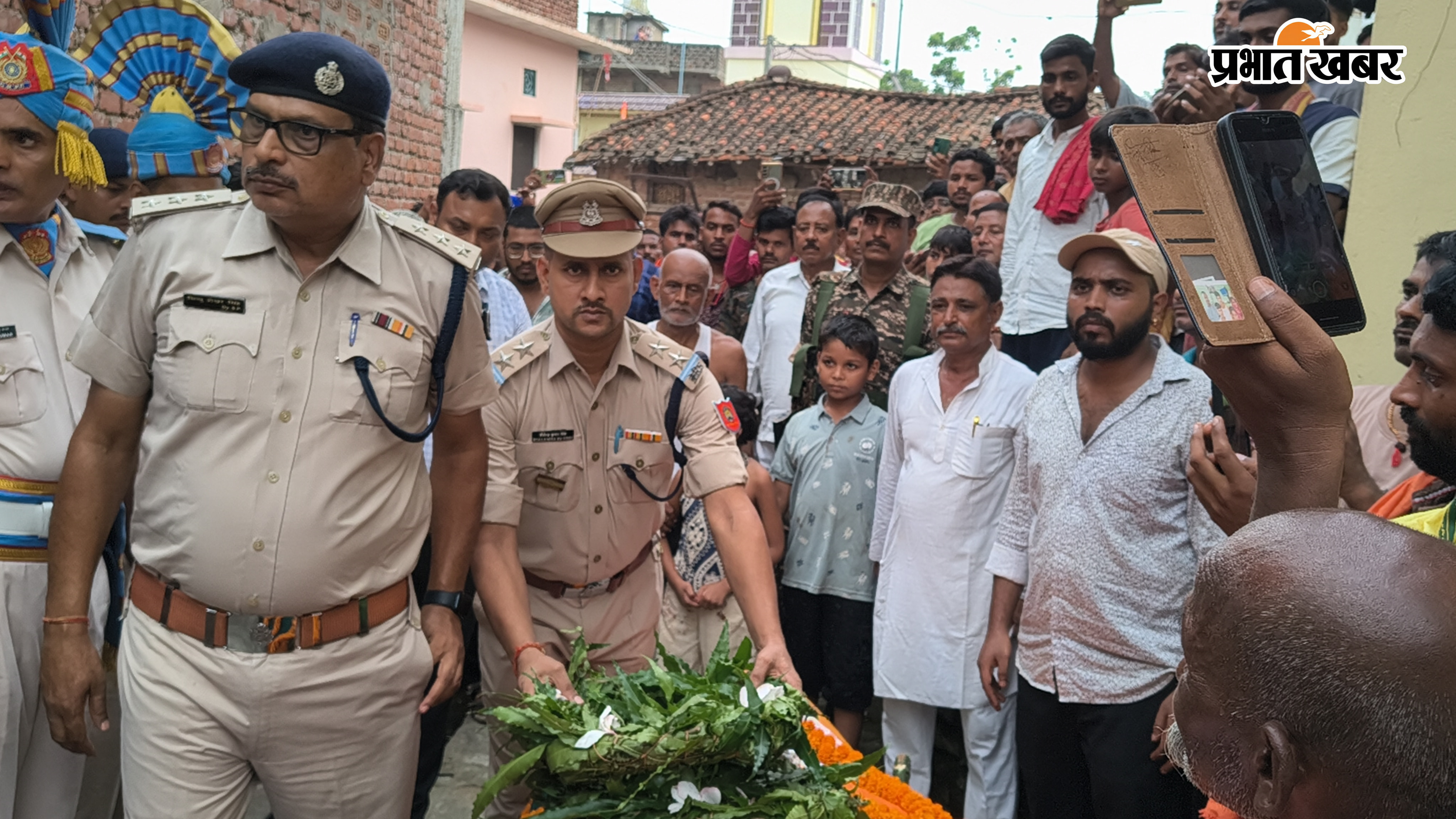 1 - सीआरपीएफ जवान को श्रंद्धाजलि देते सीआरपीएफ एसआई शैलेन्द्र कुमार सिंह | Prabhat Khabar Network
