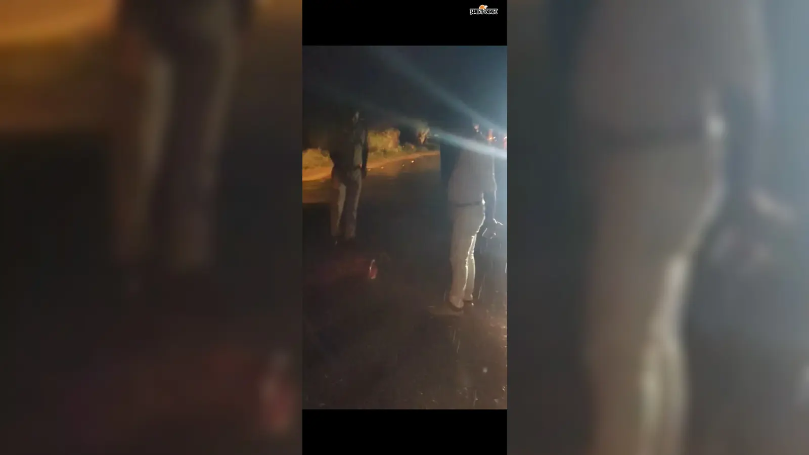 रोहतास: काराकाट में सड़क पर बेसुध पड़ी बुजुर्ग महिला को थानेदार ने बचाया, आगे बढ़ी गाड़ी तो इंसानियत ने वापस लौटाया
