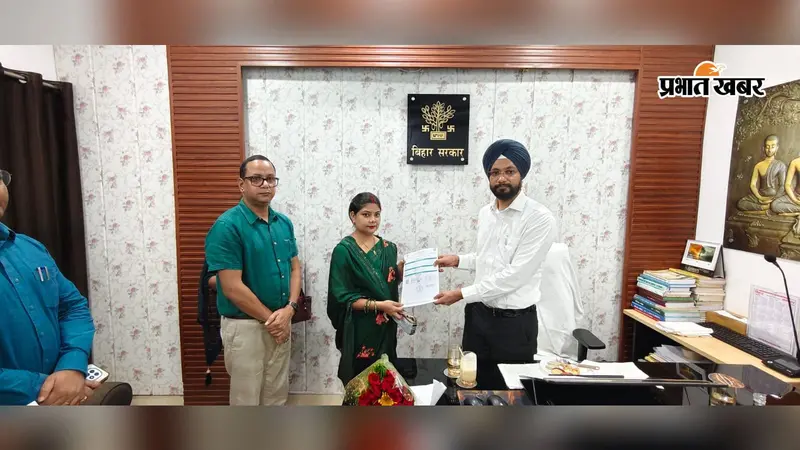 बेतिया निबंधन कार्यालय पहुंचे डीएम, पेपरलेस रजिस्ट्री की जांच और अधिकारियों को दिए निर्देश