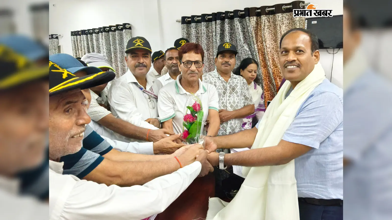 बक्सर के राजपुर में पूर्व सैनिकों को मिला अपना कार्यालय, BDO को सम्मानित कर जताया आभार