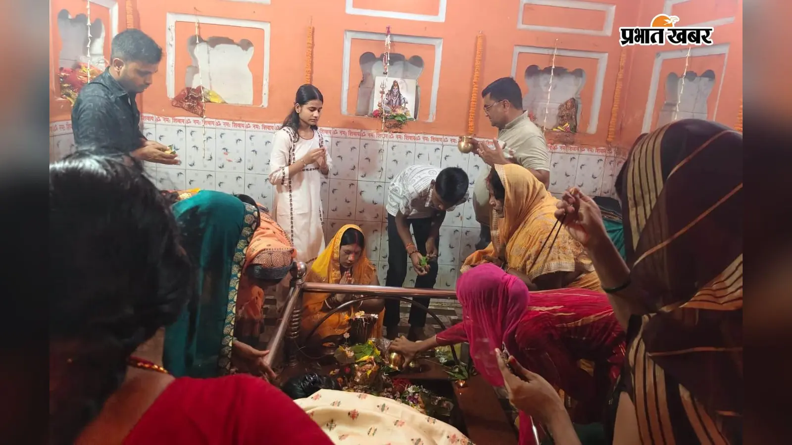 सारण के रिविलगंज में अंतिम सोमवारी पर शिवालयों में उमड़ी भीड़, श्रद्धालुओं ने किया जलाभिषेक
