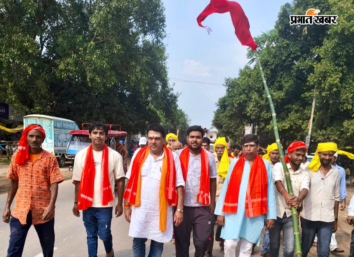 सड़कों पर शोभा यात्रा में शामिल लोगों की तस्वीर | Prabhat Khabar Network