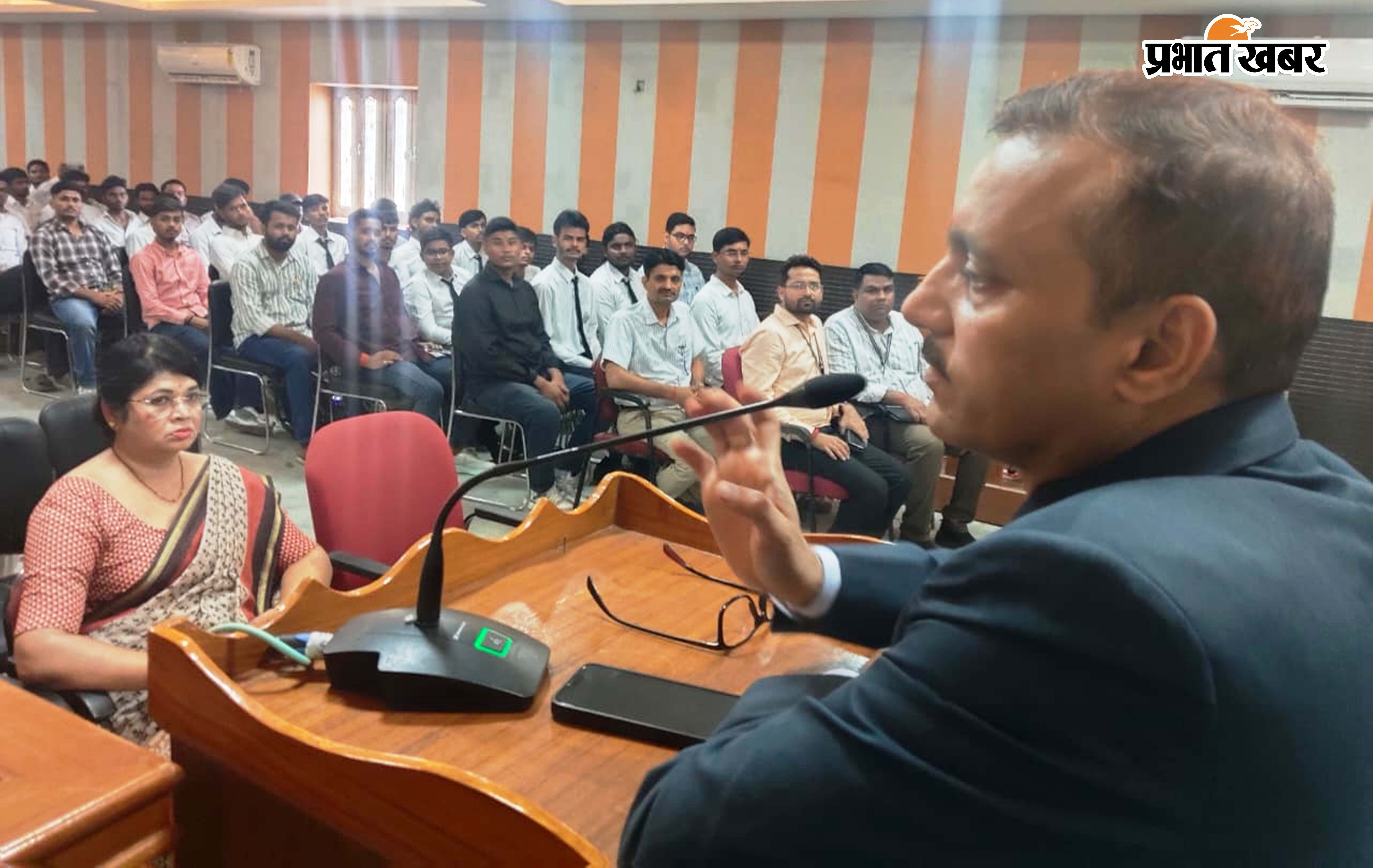 फोटो- कार्यक्रम में अपर जिला एवं सत्र न्यायाधीश सुनते शिक्षक- छात्र-छात्राएं व अन्य. | Prabhat Khabar Network