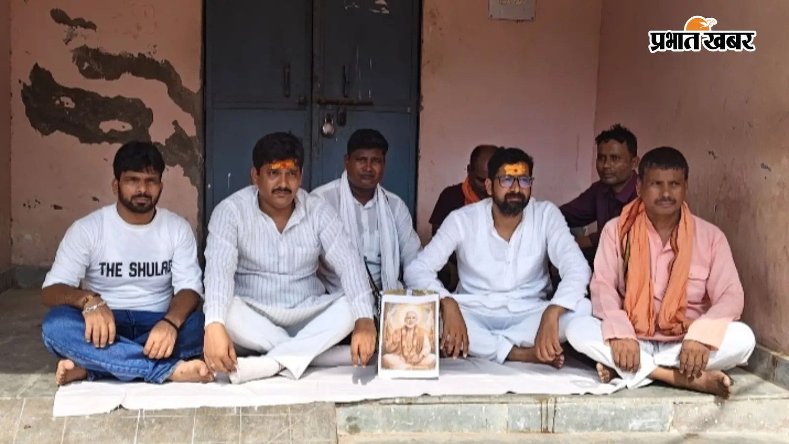 ॐ नरेंद्र मोदी नमः का जाप कर बोले कार्यकर्ता- अब होगा चमत्कार! UP के बलिया में अनोखा प्रदर्शन