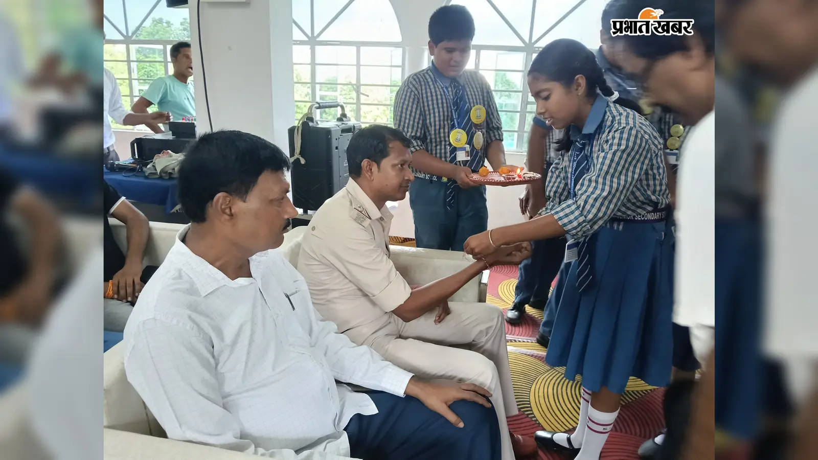 पुलिस जवान बने ‘भाई’, छात्राओं ने बांधी राखी; रानीश्वर में रक्षाबंधन पर विशेष पहल