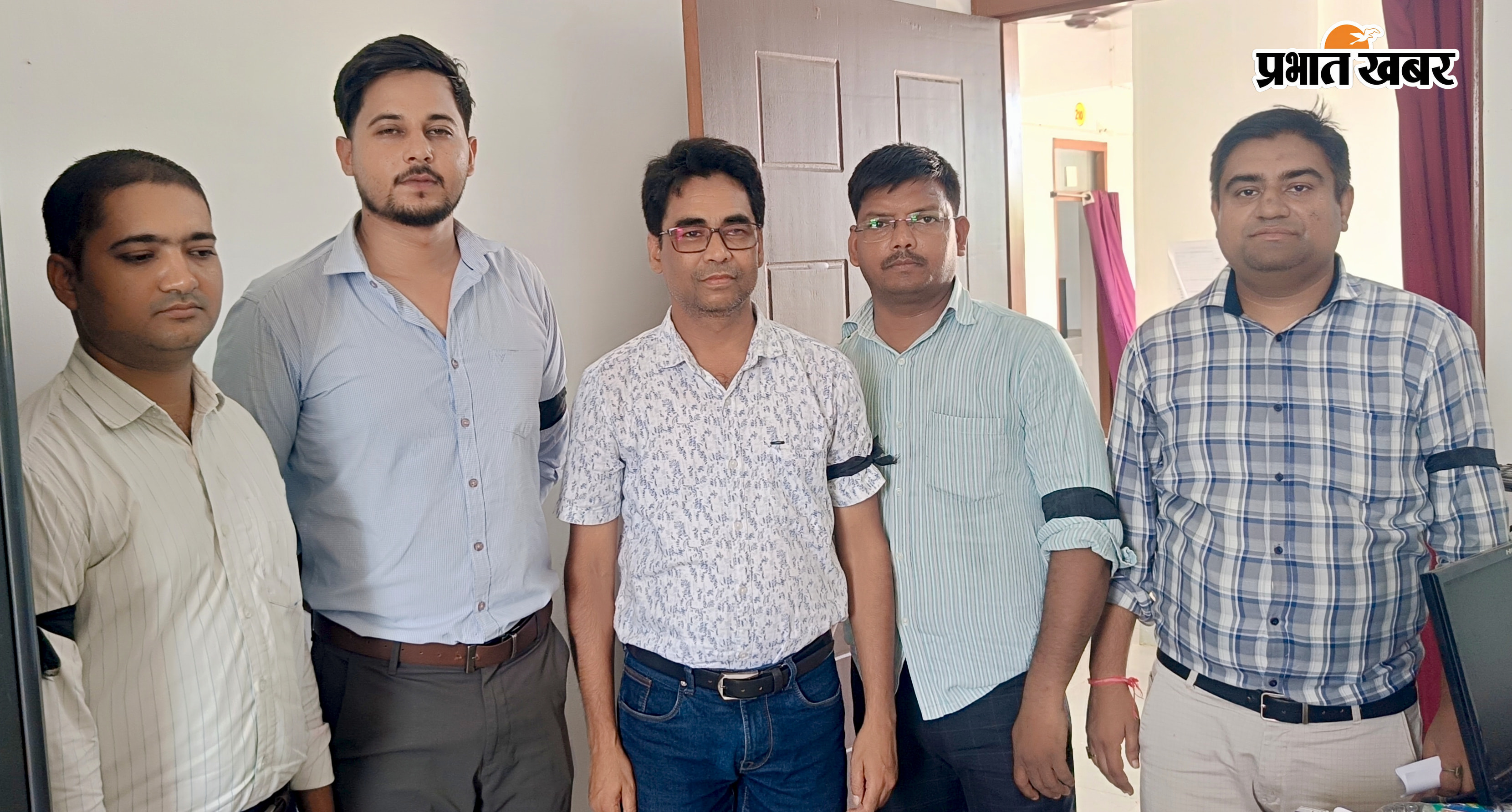 काला बिल्ला के साथ बिक्रमगंज अनुमंडल के विभिन्न प्रखंडों के आपूर्ति पदाधिकारियों की तस्वीर | Prabhat Khabar Network