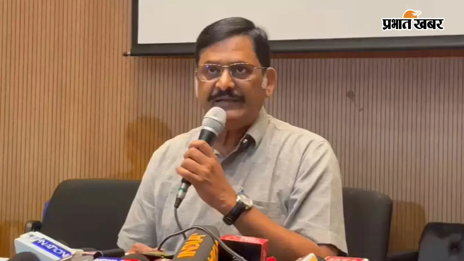 'हाथी चले बाजार, कुत्ता भौंके हजार', छात्रों के आंदोलन के बीच ये क्या बोल गए अधिकारी, तेजस्वी भड़के