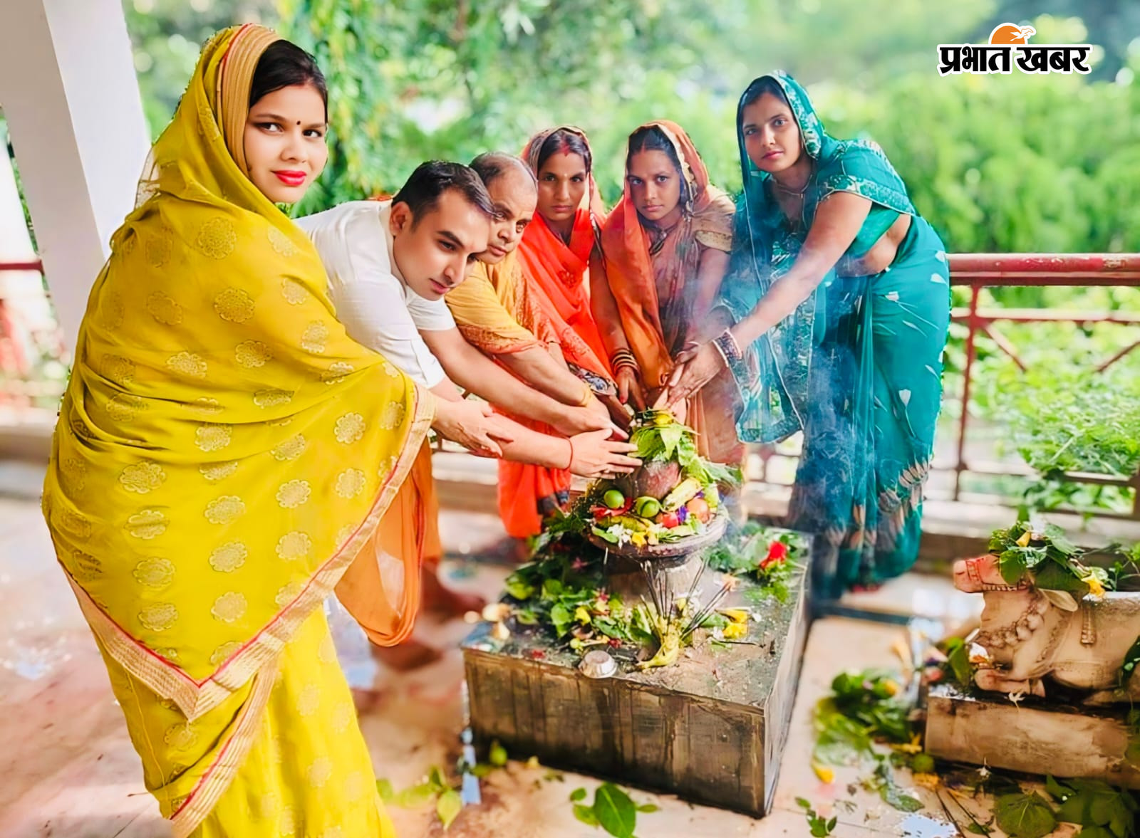 फुलवरिया शिवालय में जलाभिषेक करती महिलाएं | Prabhat Khabar Network