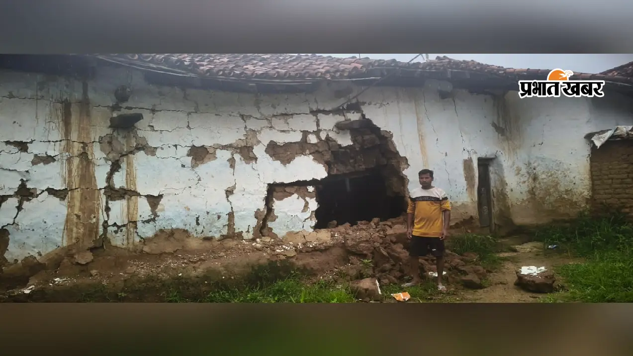 भारी बारिश का कहर, दो किसानों के खपरैल मकान गिरे, परिवार ने दूसरे के घर में ली शरण