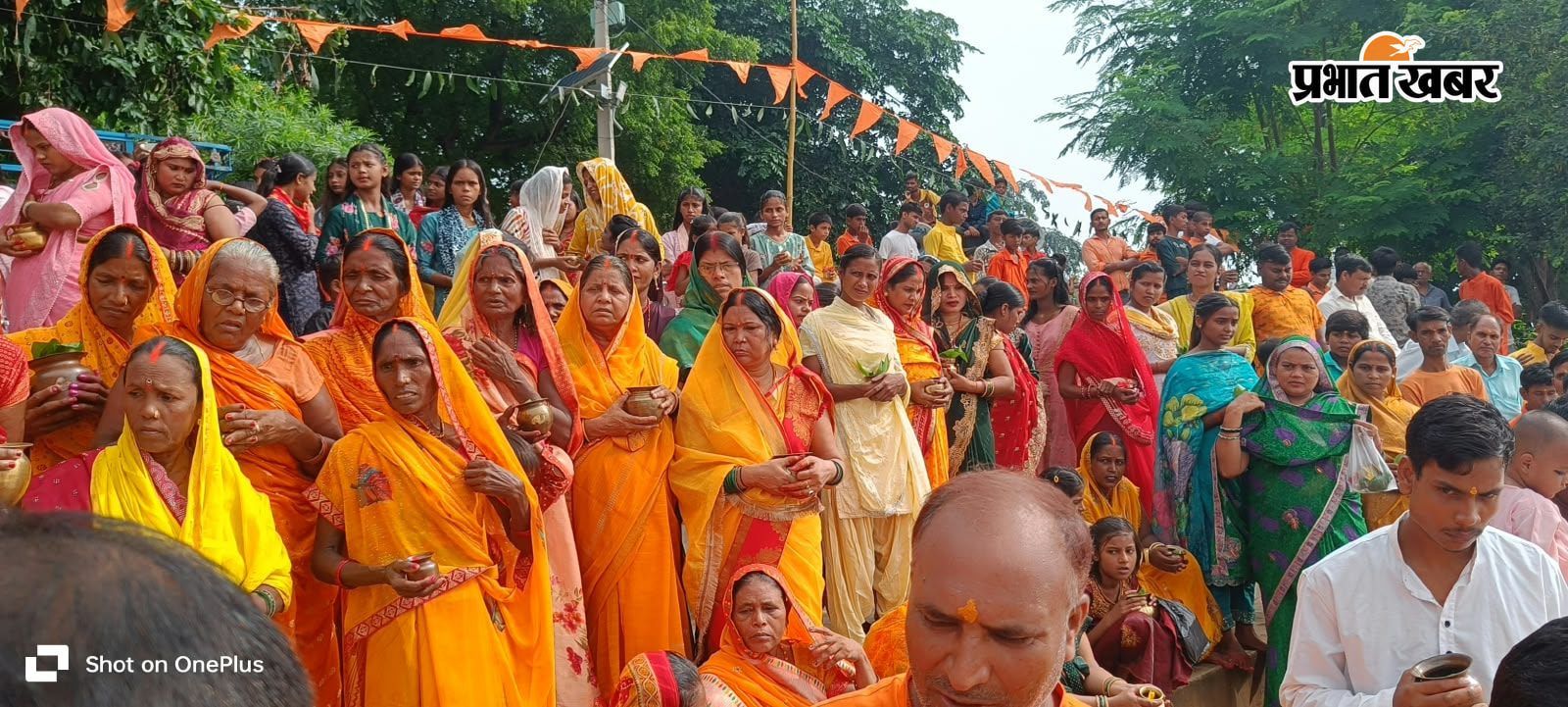सरैया में सोन घाट पर गंगा जलयात्रा के लिए पहुंचे महिला पुरुष श्रद्धालु. | Prabhat Khabar Network
