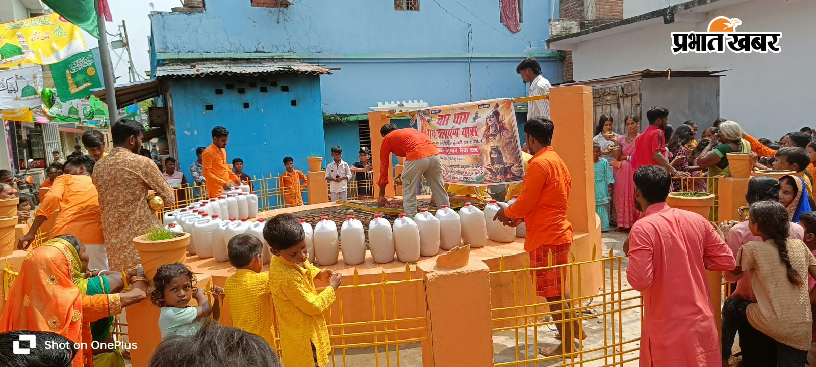 सरैया में सोन घाट पर गंगा जलयात्रा के लिए पहुंचे महिला पुरुष श्रद्धालु. | Prabhat Khabar Network