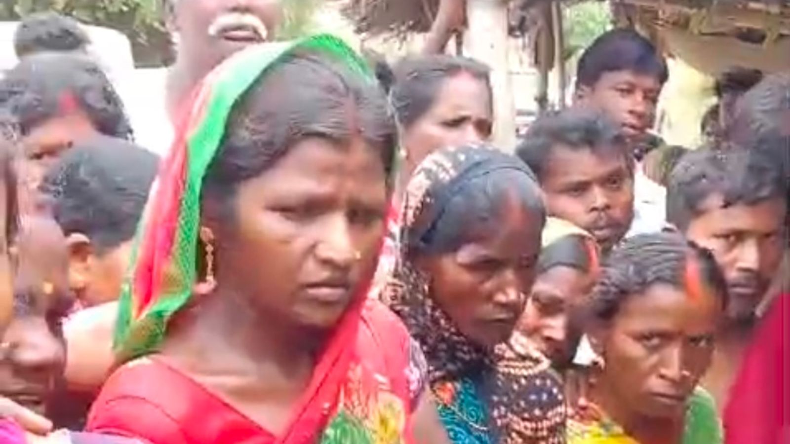 घटना के बाद ग्रामीणों की लगी भीड़