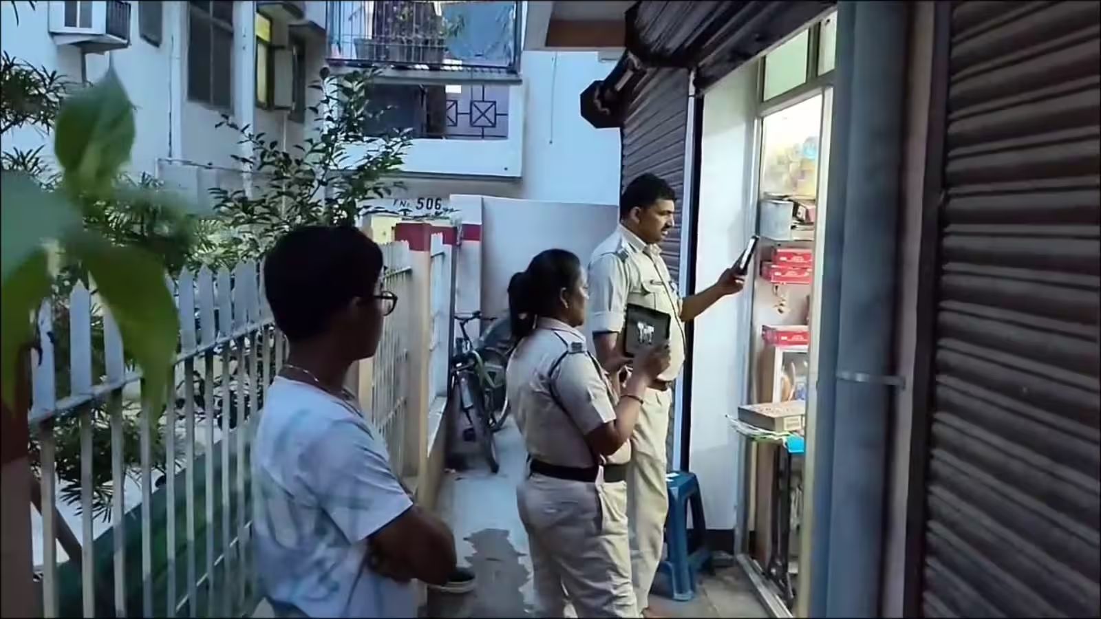 ट्रेलर दुकान के बाहर पुलिस