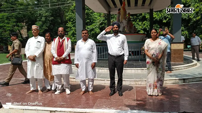बेतिया के आठ अमर शहीदों की स्मृति में श्रद्धांजलि सभा, डीएम समेत अधिकारियों ने किया नमन