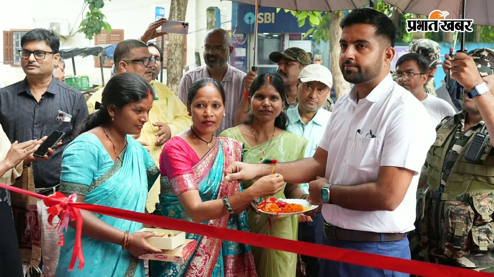 रक्षाबंधन पर दिखेगा पलामू के सखी मंडल का हुनर, 40000 राखियों के निर्माण का डीसी ने किया शुभारंभ