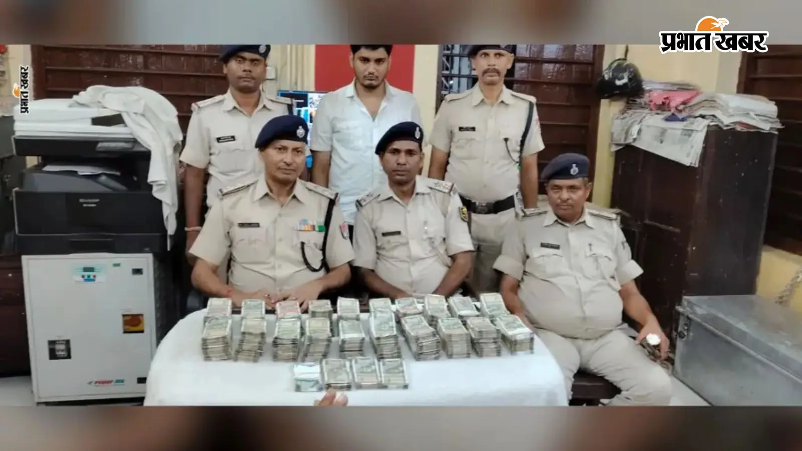 डालमियानगर में ट्रेन से 51.69 लाख रुपये बरामद, पिट्ठू बैग में नकदी लेकर जनरल टिकट पर सफर कर रहा था यात्री