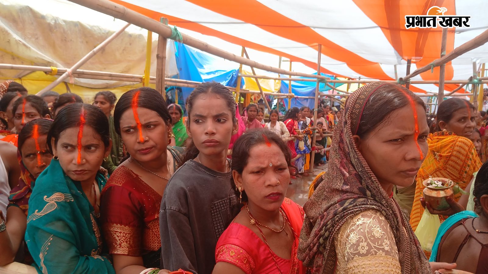 जलाभिषेक के लिए कतार में लगी महिलायें