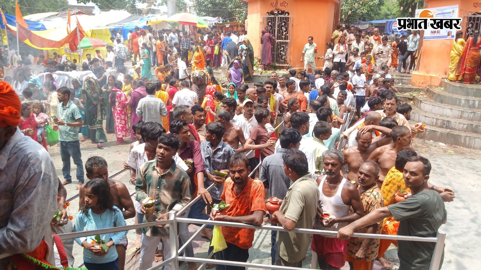 जलाभिषेक के लिए कतार में खड़े श्रद्धालु