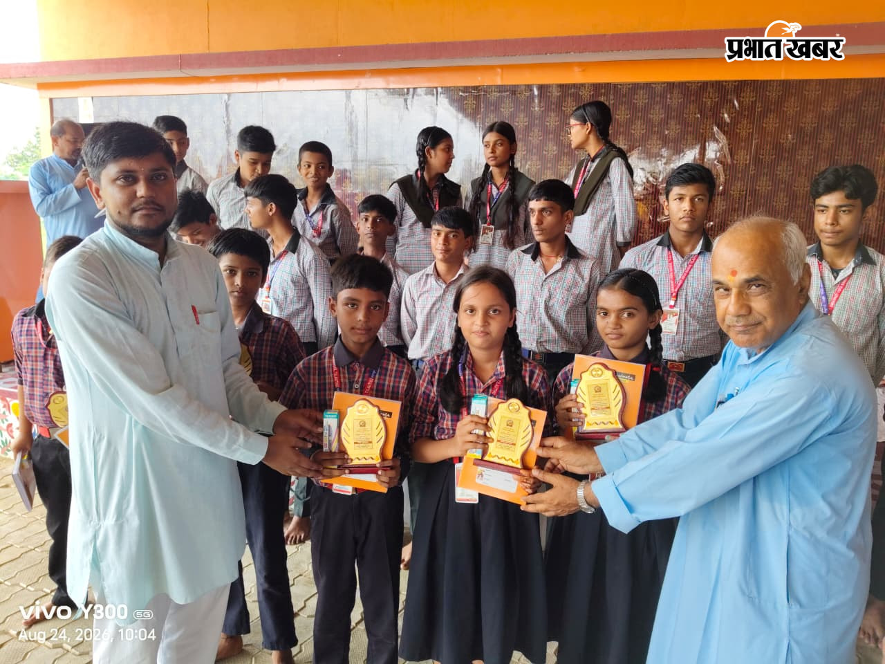 वंदना सभा में छात्रों को पुरस्कृत करते आचार्य. | Prabhat Khabar Network