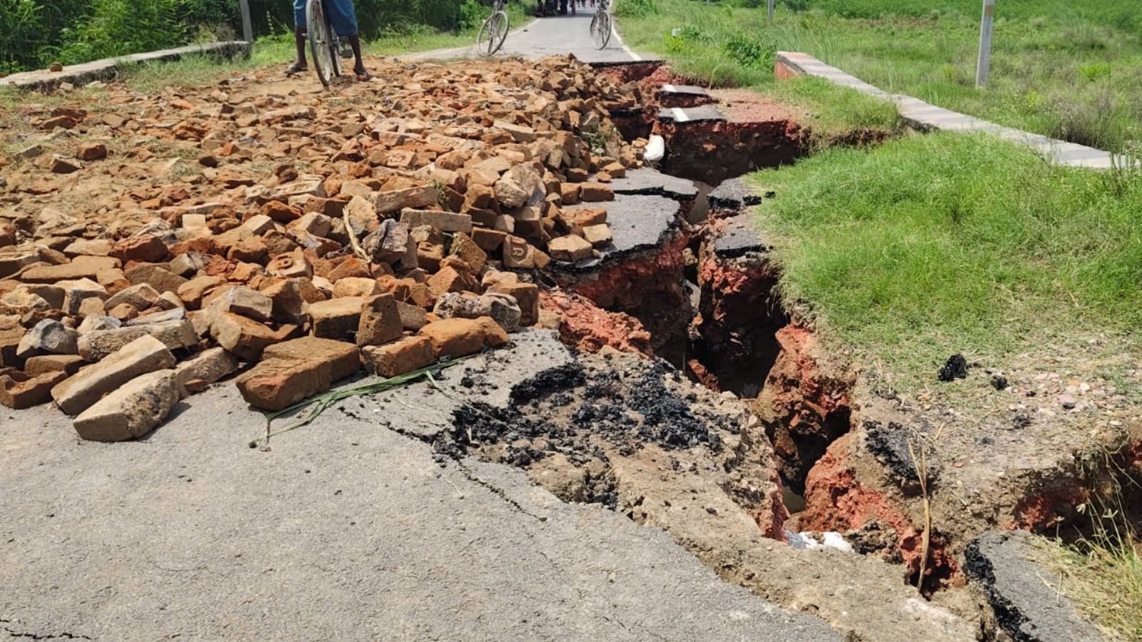 क्षतिग्रस्त सड़क की तस्वीर