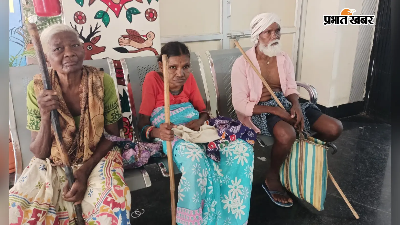 Gumla News: 73-75 साल की उम्र में लाठी टेकते समाहरणालय पहुंचे बुजुर्ग, बोले- पेंशन बंद हुई तो जीवन मुश्किल हो गया