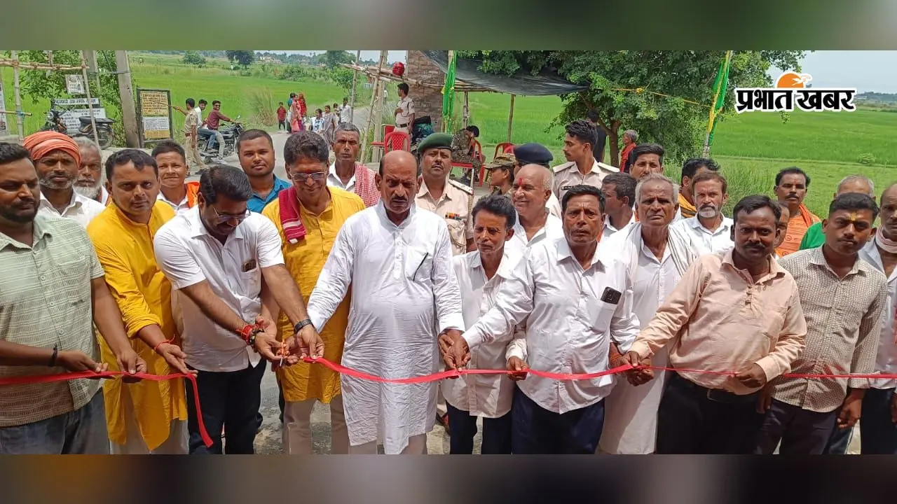 सिंहासनी धाम जाने वाले कांवरियों की सेवा में जुटा प्रगतिशील सोम समाज: फीता काटकर हुआ शरबत शिविर का शुभारंभ