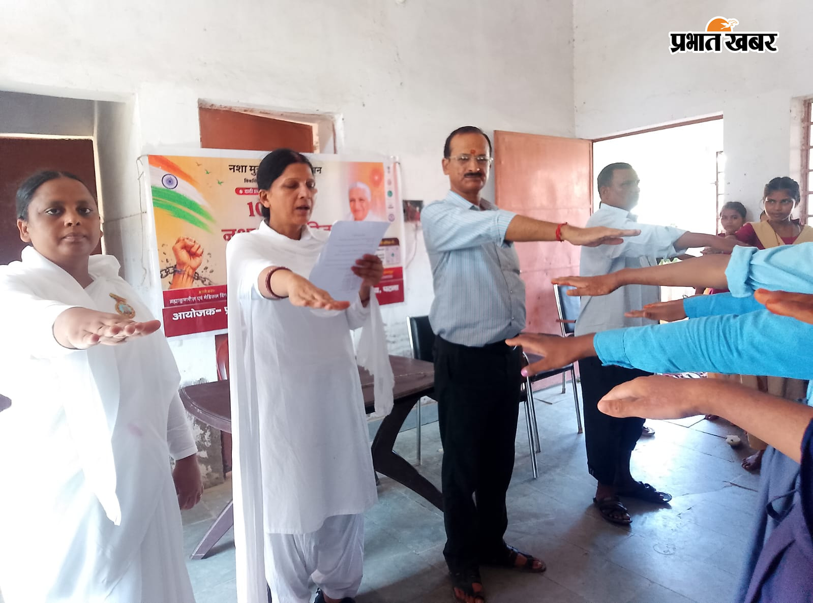 फोटो - शपथ लेते बच्चें व शिक्षक | Prabhat Khabar Network