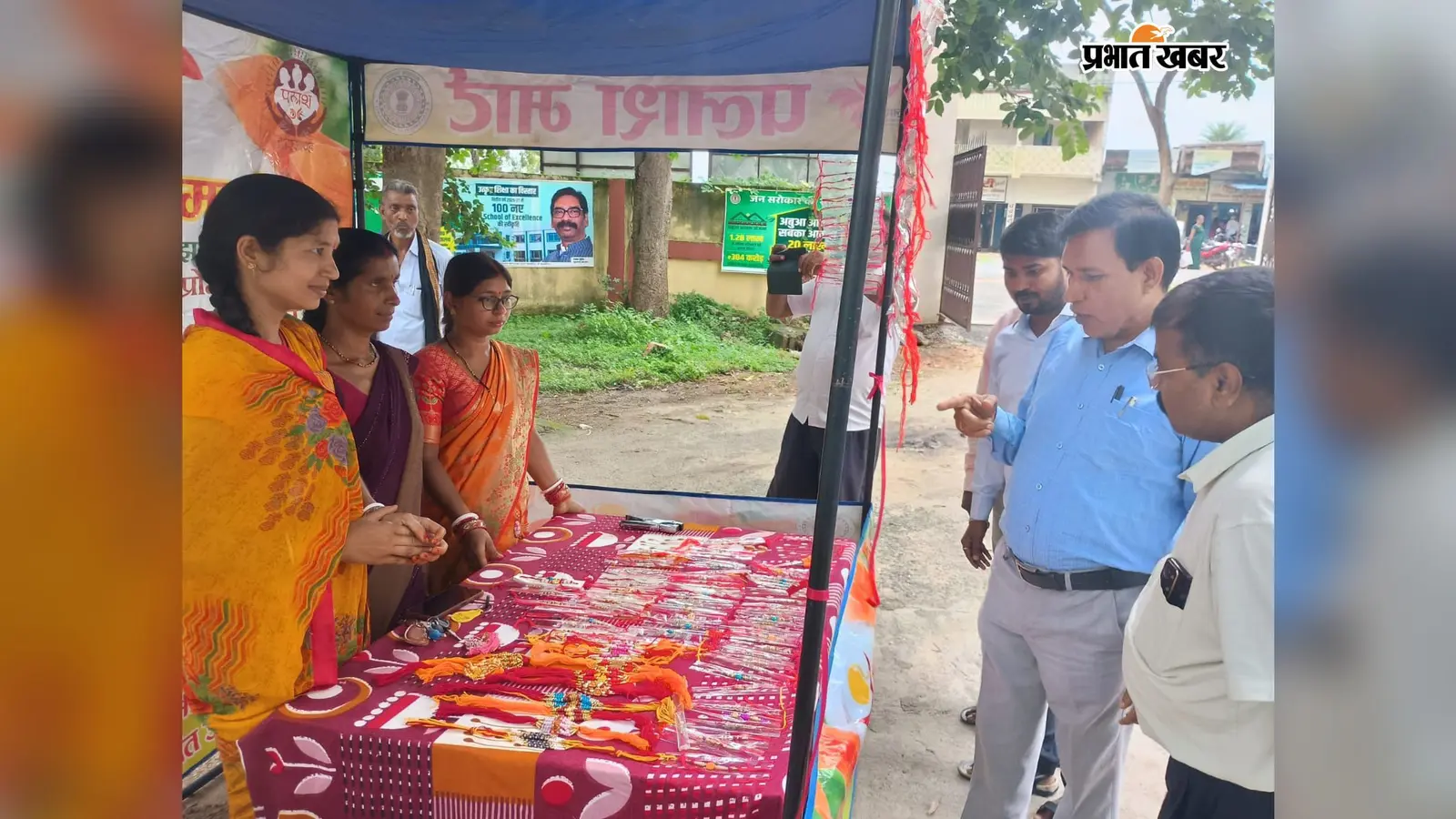 मरकच्चो में दीदियों की राखियों ने खींचा ध्यान, अधिकारियों ने भी की खरीदारी; स्वदेशी राखियों को बढ़ावा देने की पहल