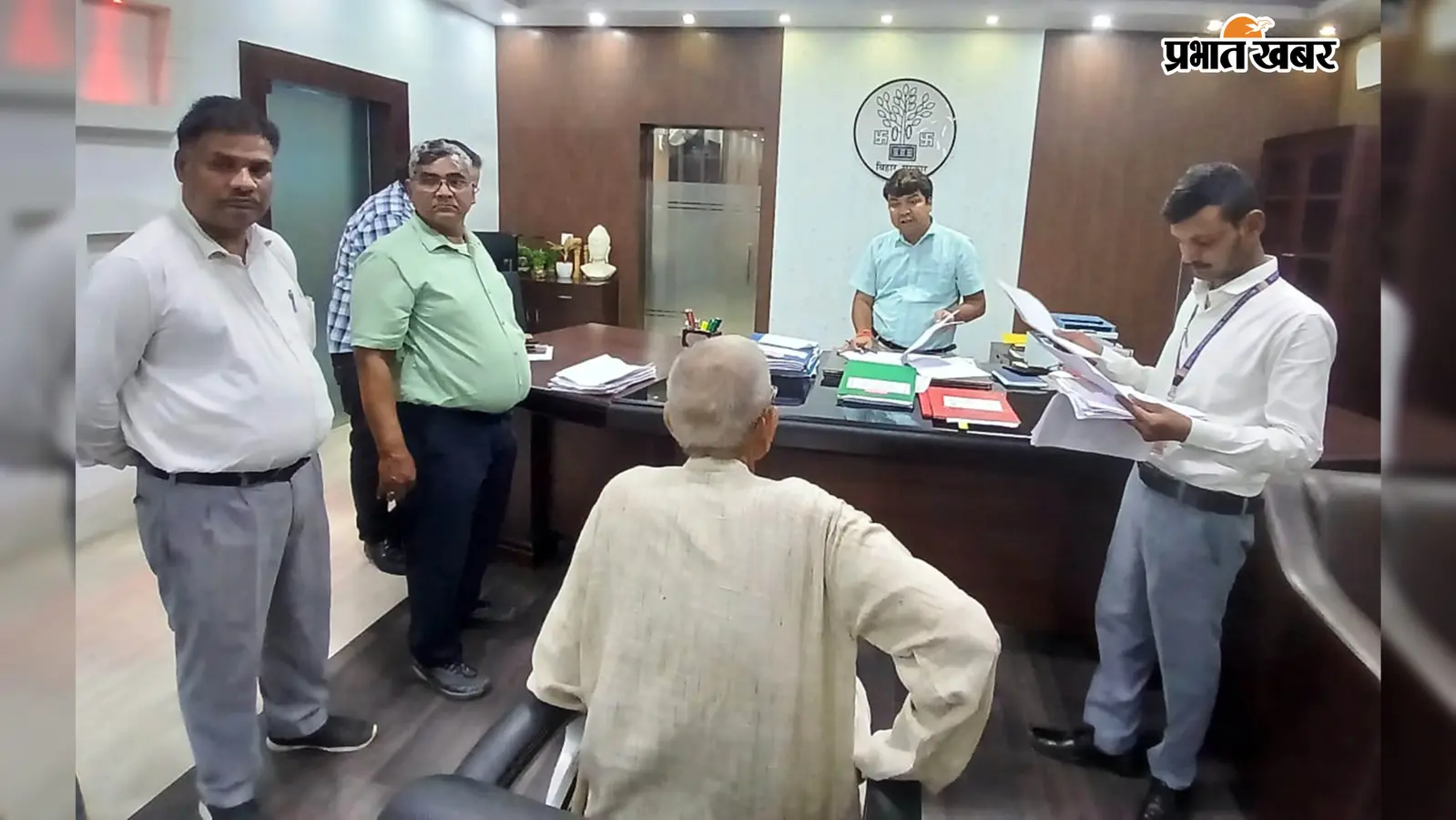 रोहतास में जनता दरबार: DM ने सुनी 54 फरियादियों की समस्याएं, अधिकारियों को त्वरित कार्रवाई का निर्देश