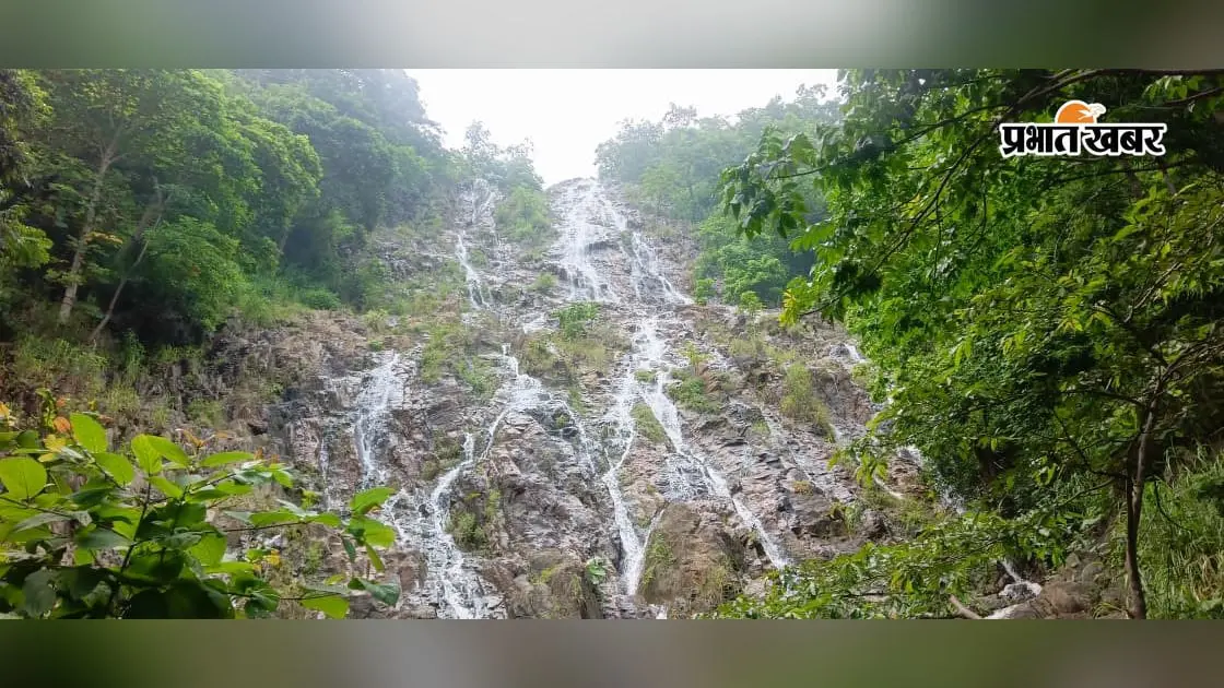 बारिश के मौसम में लुभा रहा सोना झरना, तस्वीरों में देखें पहाड़ों के बीच बिखरी कुदरत की अनुपम छटा