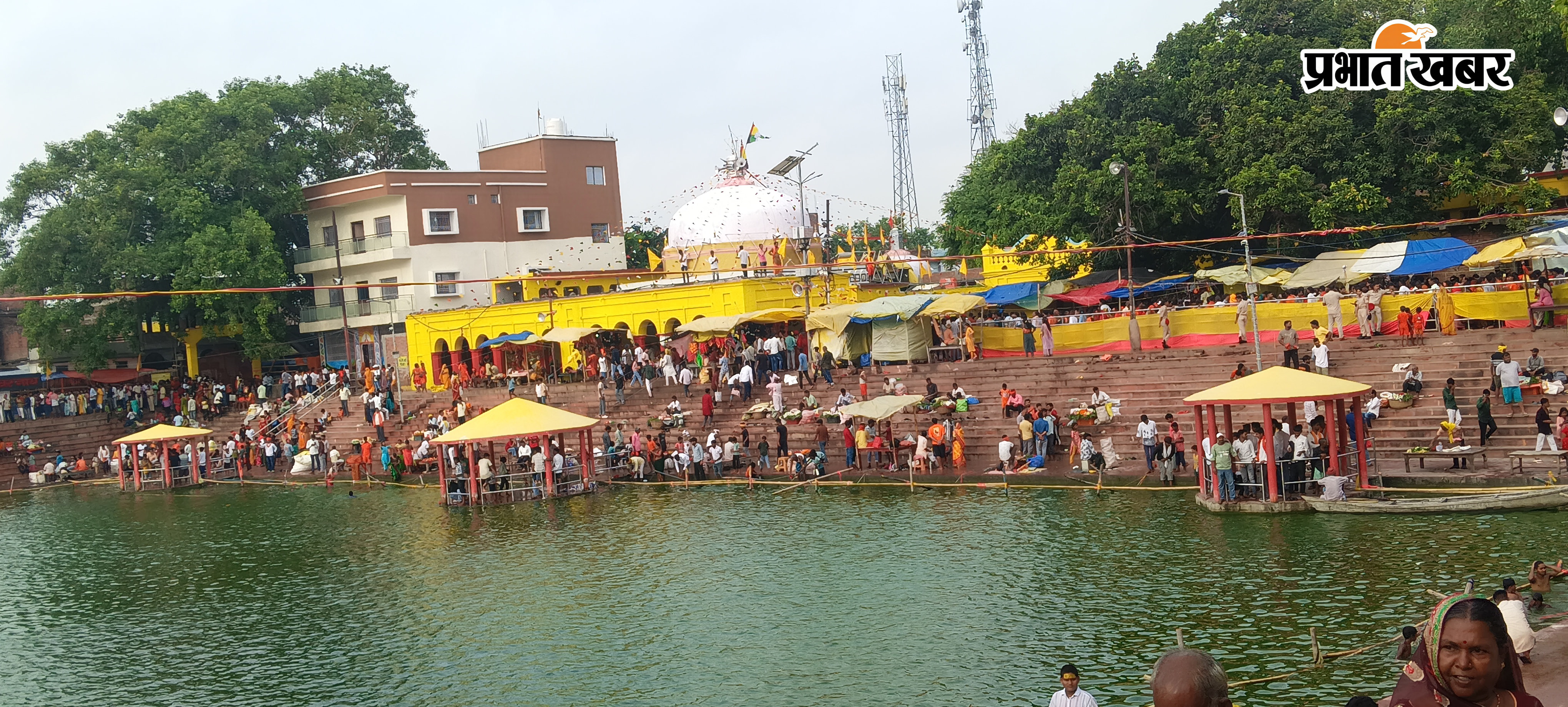 1. बाबा ब्रह्मेश्वर नाथ मंदिर में जलाभिषेक को कतारबद्ध श्रद्धालु 2. ब्रह्मपुर स्थित पोखरा के पास स्नान करते लोग 3.बक्सर स्थित श्रीरामेश्वर नाथ मंदिर में उमड़ी भीड़ | Prabhat Khabar Network