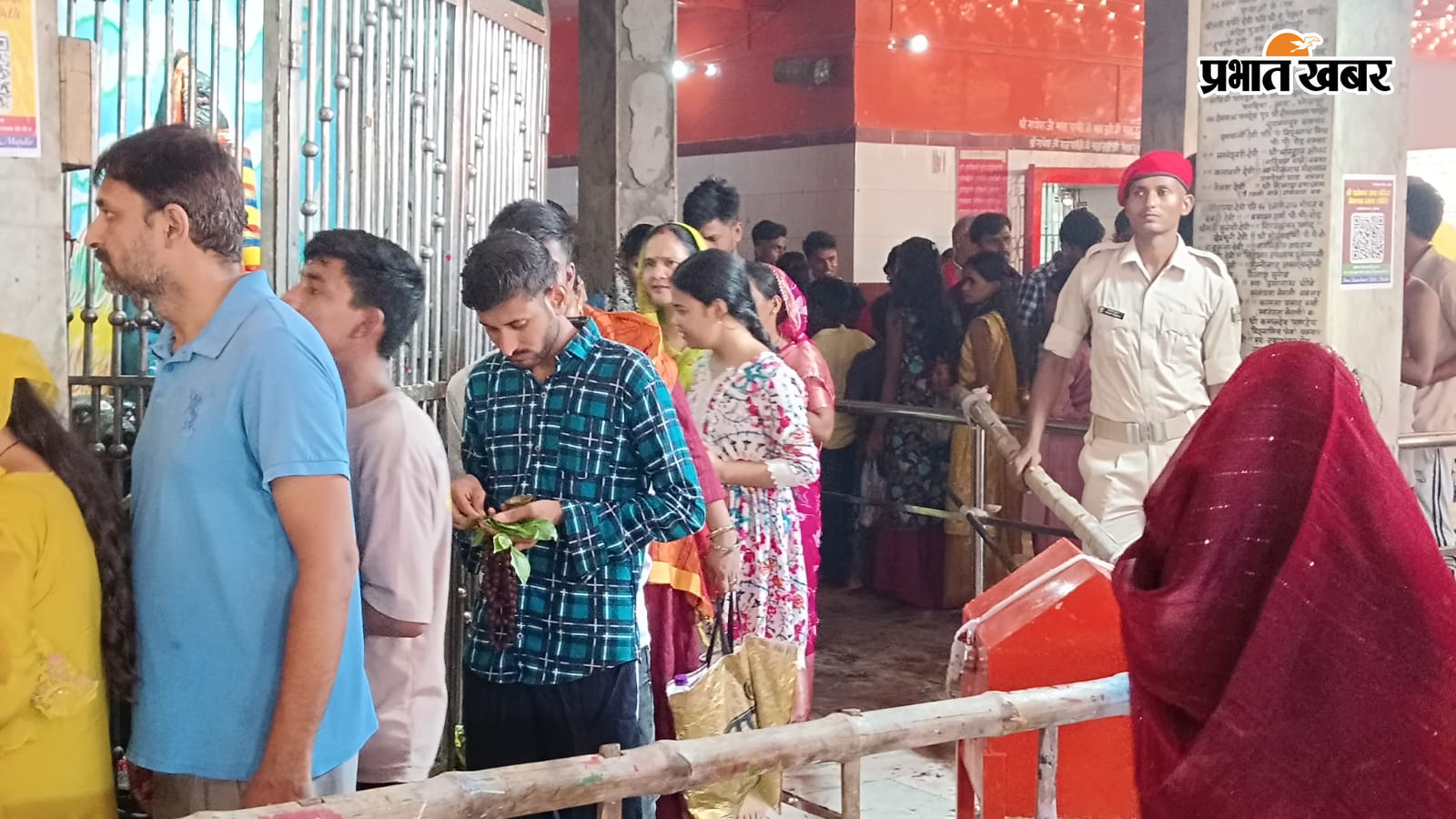 1. बाबा ब्रह्मेश्वर नाथ मंदिर में जलाभिषेक को कतारबद्ध श्रद्धालु 2. ब्रह्मपुर स्थित पोखरा के पास स्नान करते लोग 3.बक्सर स्थित श्रीरामेश्वर नाथ मंदिर में उमड़ी भीड़ | Prabhat Khabar Network