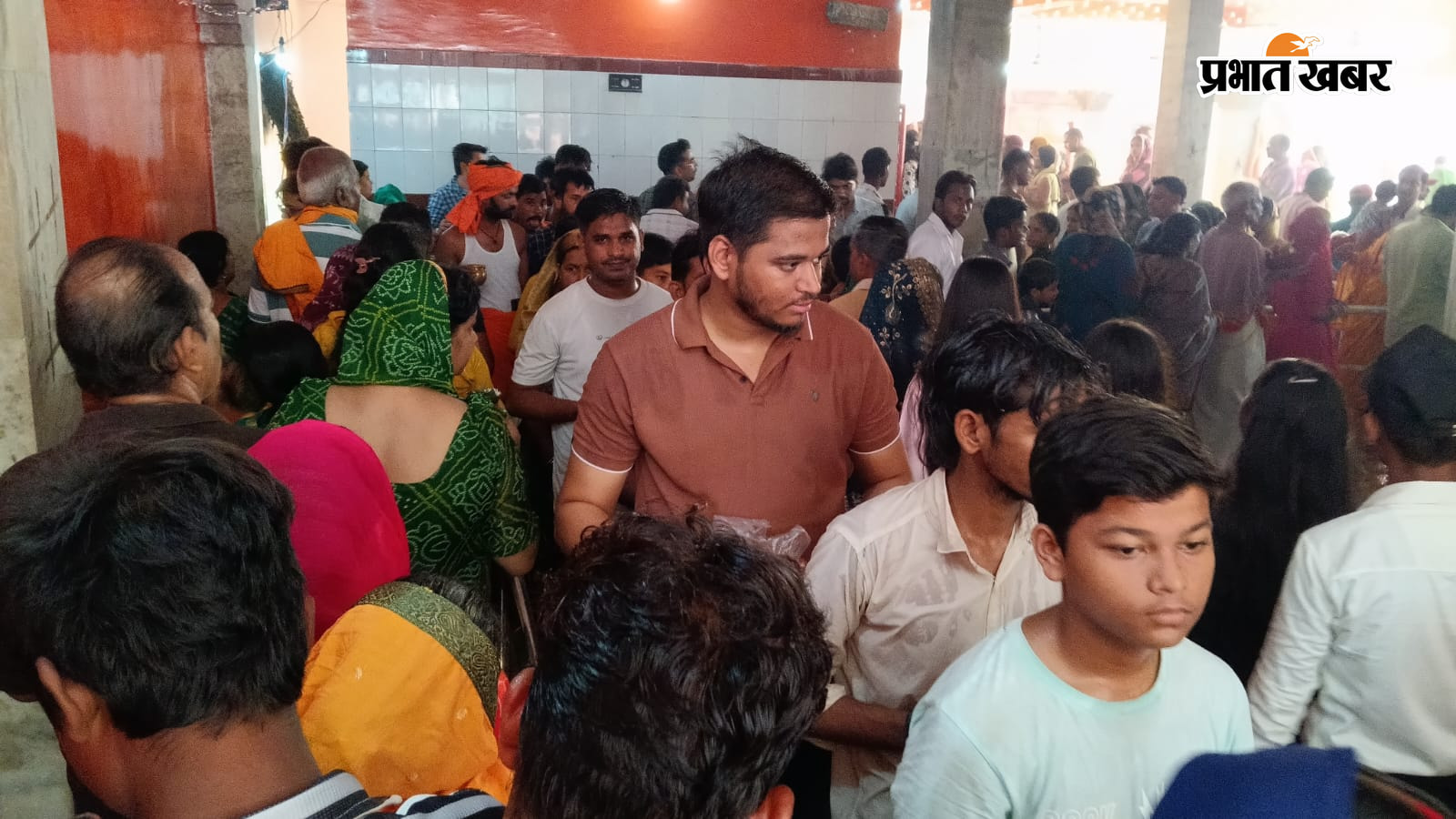 1. बाबा ब्रह्मेश्वर नाथ मंदिर में जलाभिषेक को कतारबद्ध श्रद्धालु 2. ब्रह्मपुर स्थित पोखरा के पास स्नान करते लोग 3.बक्सर स्थित श्रीरामेश्वर नाथ मंदिर में उमड़ी भीड़ | Prabhat Khabar Network