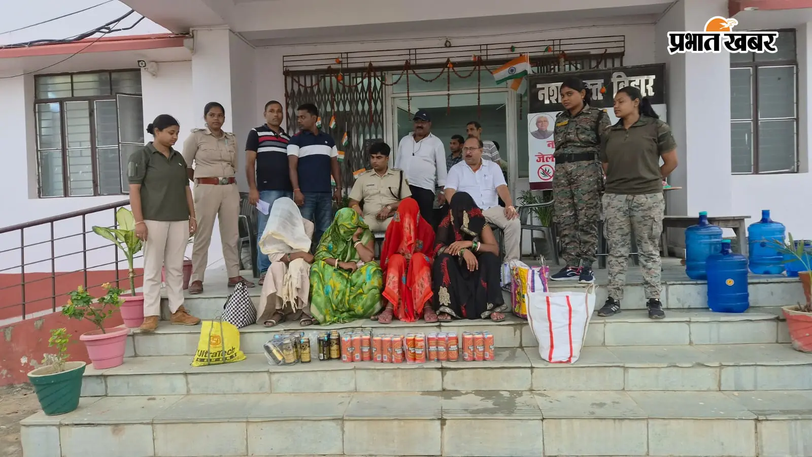 52 कैन बीयर के साथ धनबाद की चार महिलाएं गिरफ्तार, पुलिस को देख भागने लगीं थी