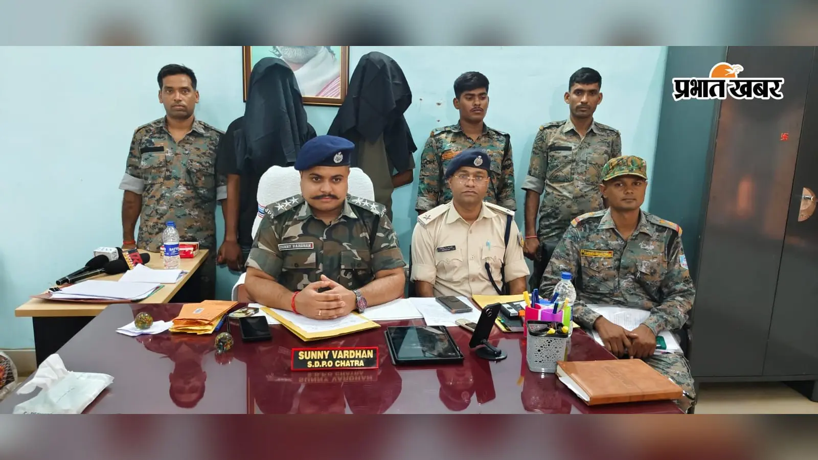 कार की डिक्की में गांजा और घर में शराब का जखीरा, चतरा में दो तस्कर गिरफ्तार; 9.15 किलो गांजा बरामद