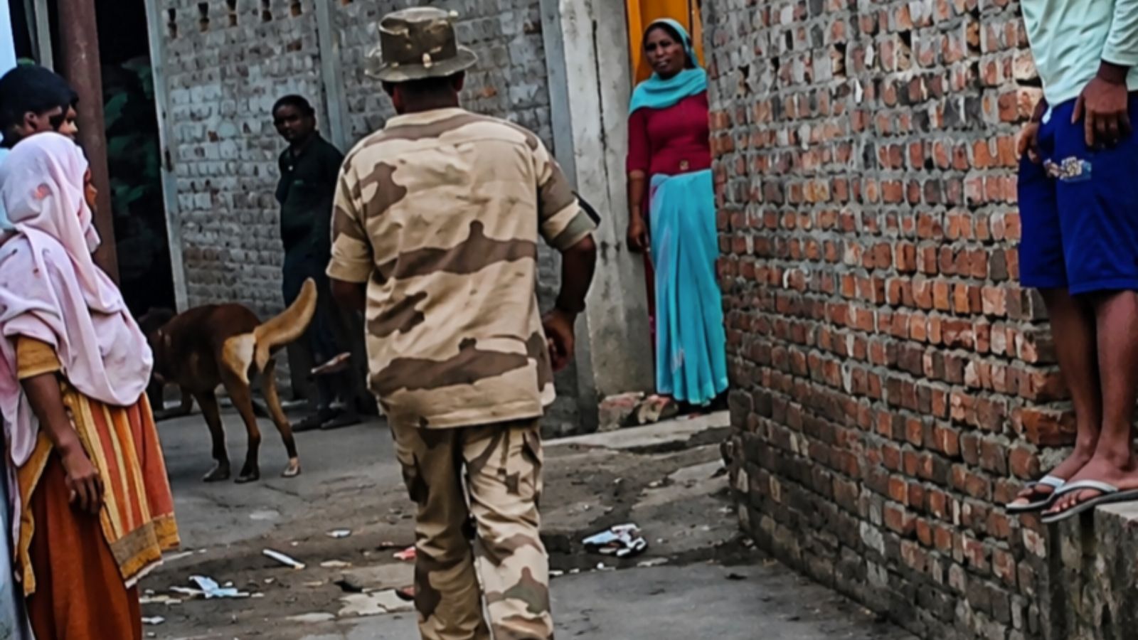लापता बच्चे की तलाश में गलियों की छान मारती पुलिस