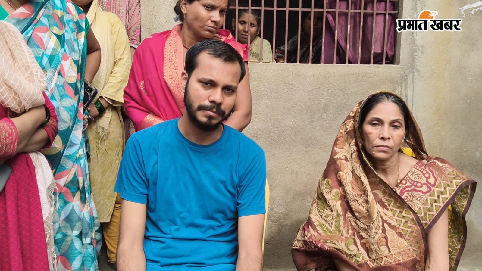 घटना के बाद गमगीन परिजनों की तस्वीर