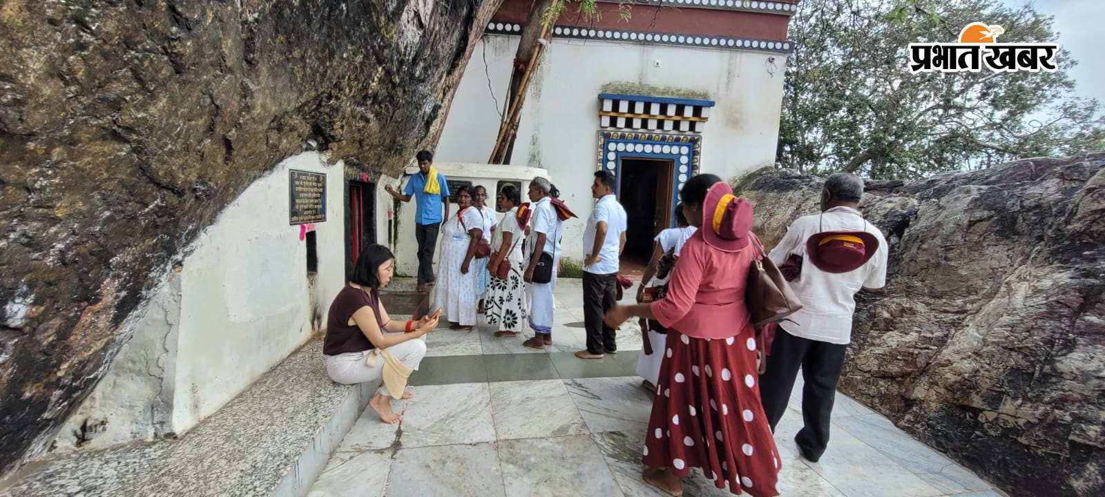 ढूंगेश्वरी पहाड़ी स्थित गुफा में बुद्ध के दर्शन के लिए कतारबद्ध श्रीलंकाई श्रद्धालु  | Prabhat Khabar Network