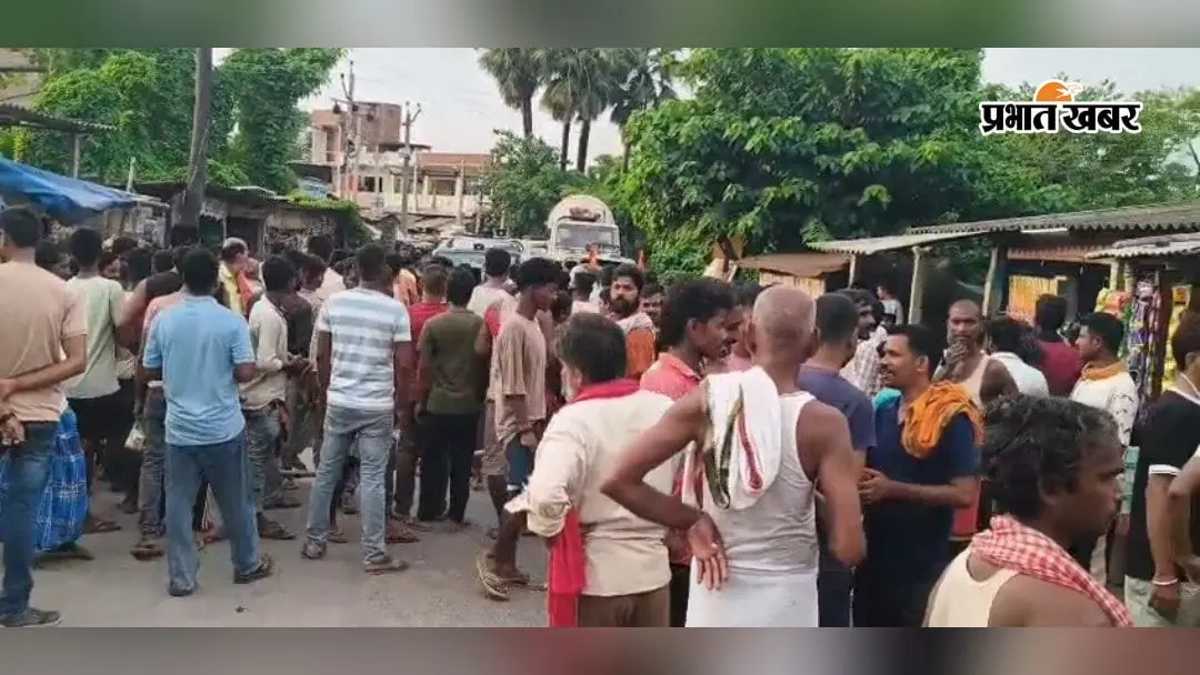 हाजीपुर: बाढ़ के पानी में करंट से युवक की मौत, हंगामा; JE बोले- ‘बिना शटडाउन लिए पोल पर चढ़ा था