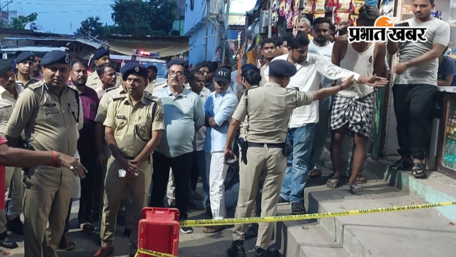 घटना के बाद ग्रामीणों की लगी भीड़